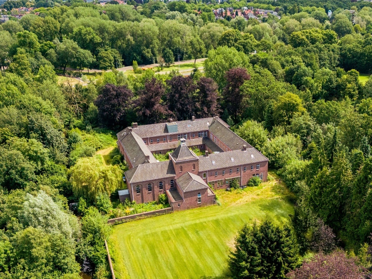 Luchtfoto Hotel Clara Eindhoven