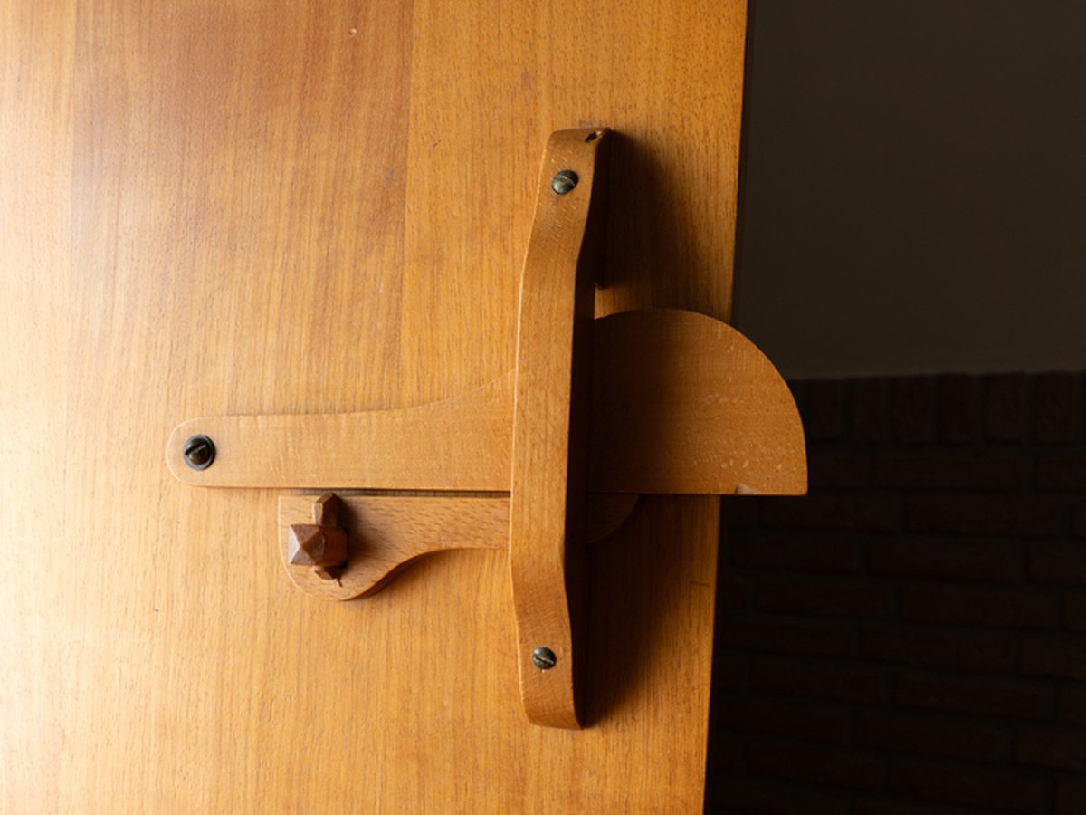 Originele houten kloosterdeur in Hotel Clara Eindhoven.